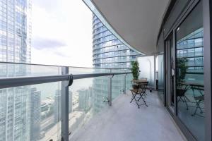 Charming 1BR Downtown Condo with Lakeview Balcony