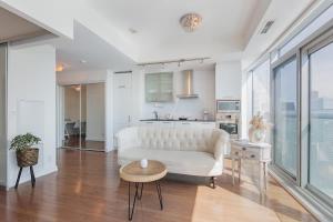 1BR Sky-High Lakeview Condo plus Parking In Downtown