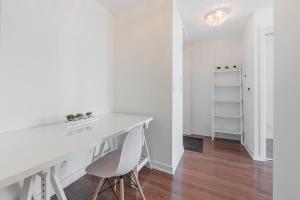 1BR Sky-High Lakeview Condo plus Parking In Downtown