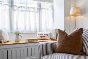 Old Coombe Cottage by Must Stay Again - super king bed, free parking, central Tetbury
