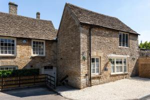 Old Coombe Cottage by Must Stay Again - super king bed, free parking, central Tetbury