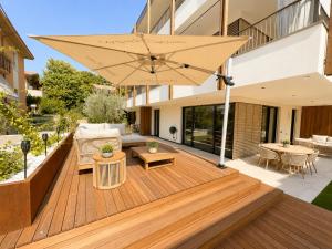 SalvatoreHomes - Casa Jasmina - Ultra Luxury Apartment in the Heart of Bardolino with Dream Garden & Direct Infinity Pool Access