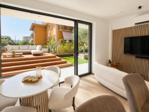 SalvatoreHomes - Casa Jasmina - Ultra Luxury Apartment in the Heart of Bardolino with Dream Garden & Direct Infinity Pool Access