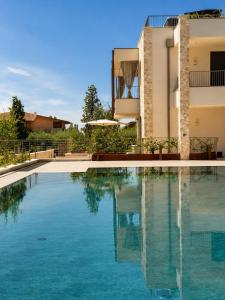 SalvatoreHomes - Casa Jasmina - Ultra Luxury Apartment in the Heart of Bardolino with Dream Garden & Direct Infinity Pool Access