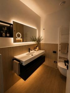 SalvatoreHomes - Casa Jasmina - Ultra Luxury Apartment in the Heart of Bardolino with Dream Garden & Direct Infinity Pool Access