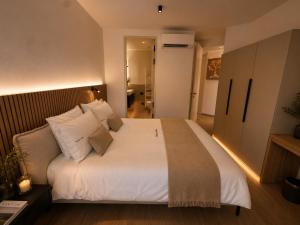SalvatoreHomes - Casa Jasmina - Ultra Luxury Apartment in the Heart of Bardolino with Dream Garden & Direct Infinity Pool Access