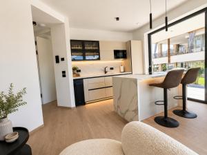 SalvatoreHomes - Casa Jasmina - Ultra Luxury Apartment in the Heart of Bardolino with Dream Garden & Direct Infinity Pool Access