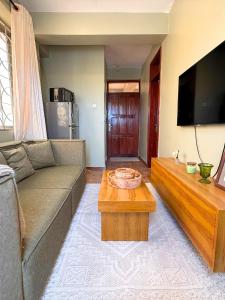The Sunrise Haven - Top Floor Breeze Apartment in Oysterbay