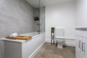 Old Coombe Cottage by Must Stay Again - super king bed, free parking, central Tetbury