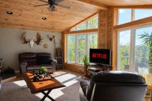 Peaceful Year Round Lakefront Getaway Nickel Lake
