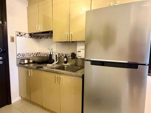 2BR Condo in Mandaluyong with Sunrise View, 65 Inch OLED TV and DisneyPlus