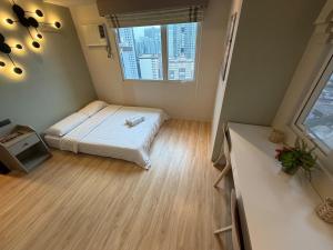 2BR Condo in Mandaluyong with Sunrise View, 65 Inch OLED TV and DisneyPlus