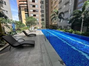2BR Condo in Mandaluyong with Sunrise View, 65 Inch OLED TV and DisneyPlus