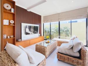 Casa de Lucia Bali - 3 BR Private Pool Villa with Rooftop Jacuzzi Seminyak
