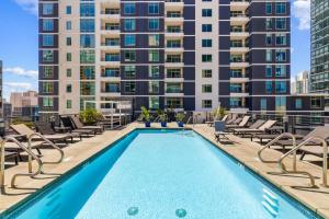 Luxury Little Italy Condo, Pool, King Bed, Valet