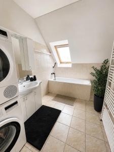 Veľký rodinný apartmán s výhľadom na zeleň a hory v centre Piešťan s parkovaním