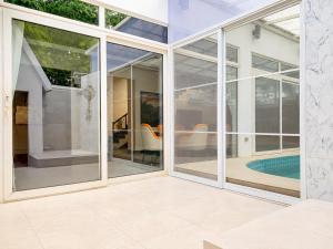 Private pool villa in Pattaya with 5 bedrooms and 4 bathrooms, for parties and gatherings, free Wi-Fi, 24-hour check-in, near Jomtien Beach