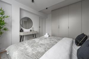 Lumina I Premium 3BR Apartment with Balcony I AC