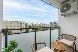Lumina I Premium 3BR Apartment with Balcony I AC
