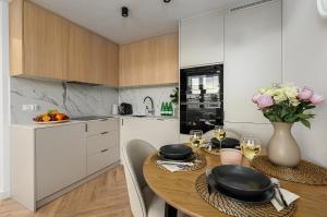 Lumina I Premium 3BR Apartment with Balcony I AC