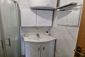 Apartments Matea - One-Bedroom Apartment with Sea View - tikovica