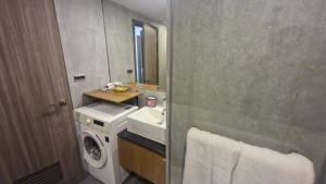 Stasia Suites Sriracha