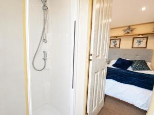 The Retreat Lilly Belle - Accessible Caravan at Lido Beach Prestatyn