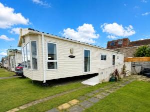 The Retreat Lilly Belle - Accessible Caravan at Lido Beach Prestatyn