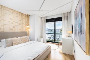Sunny Seaview 2BR, Pool, Balcony, AC & Lift