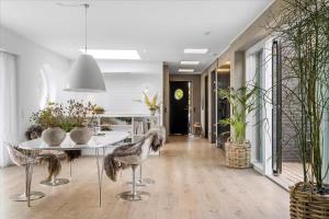Spacious Architect-Designed Villa 2 Baths