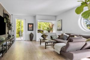 Spacious Architect-Designed Villa 2 Baths