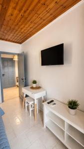 Thelxis Room