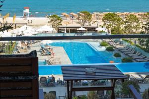 Aqua Vibes in Infinity Pool & Spa Resort