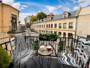 Old Town 2BR I Private Terrace I Balcony I Self Check-in I cohost