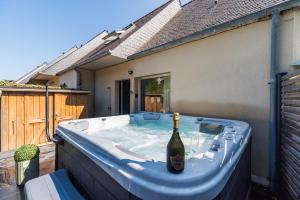 JACUZZI professionel Les pieds dans leau plage à 50 m
