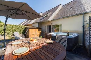 JACUZZI professionel Les pieds dans leau plage à 50 m