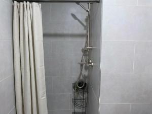 New Cozy STUDIO, walk to SM JMall, Pool, WiFi