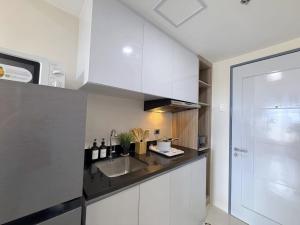 New Cozy STUDIO, walk to SM JMall, Pool, WiFi