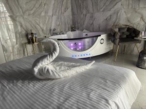 R U B I jacuzzi room by 50 shades