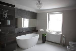 Deluxe Double Room with Bath room in Hotel Lantier