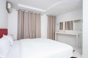 Londe du Lac - chic apartment with private suite S16