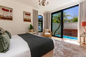 Stunning Ocean and Mountain Views, Heated Mini Pool - Villa Iparadesi Camps Bay
