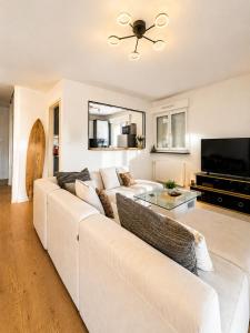 Stylish 2- Bedroom Apartment - Terrace - Free Parking -5min Basel Airport