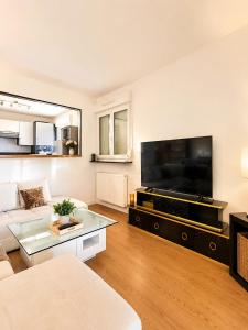 Stylish 2- Bedroom Apartment - Terrace - Free Parking -5min Basel Airport