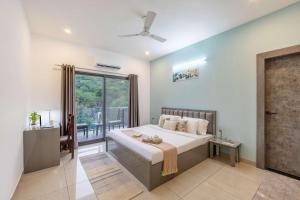 Comfy 2BHK at Lakecity Apartments by Viraalay