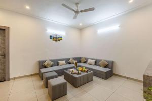 Comfy 2BHK at Lakecity Apartments by Viraalay