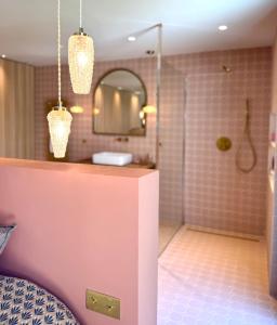 Designer Villa Pool Garden & Private Parking