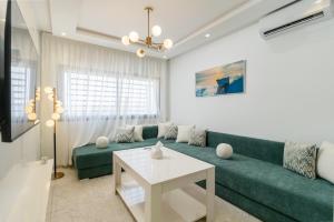 Modern 2BR with WiFi AC Parking