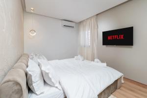 Modern 2BR with WiFi AC Parking