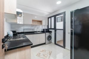 Modern 2BR with WiFi AC Parking